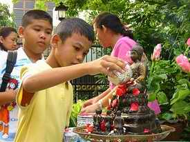 Pouring water on a Buddha